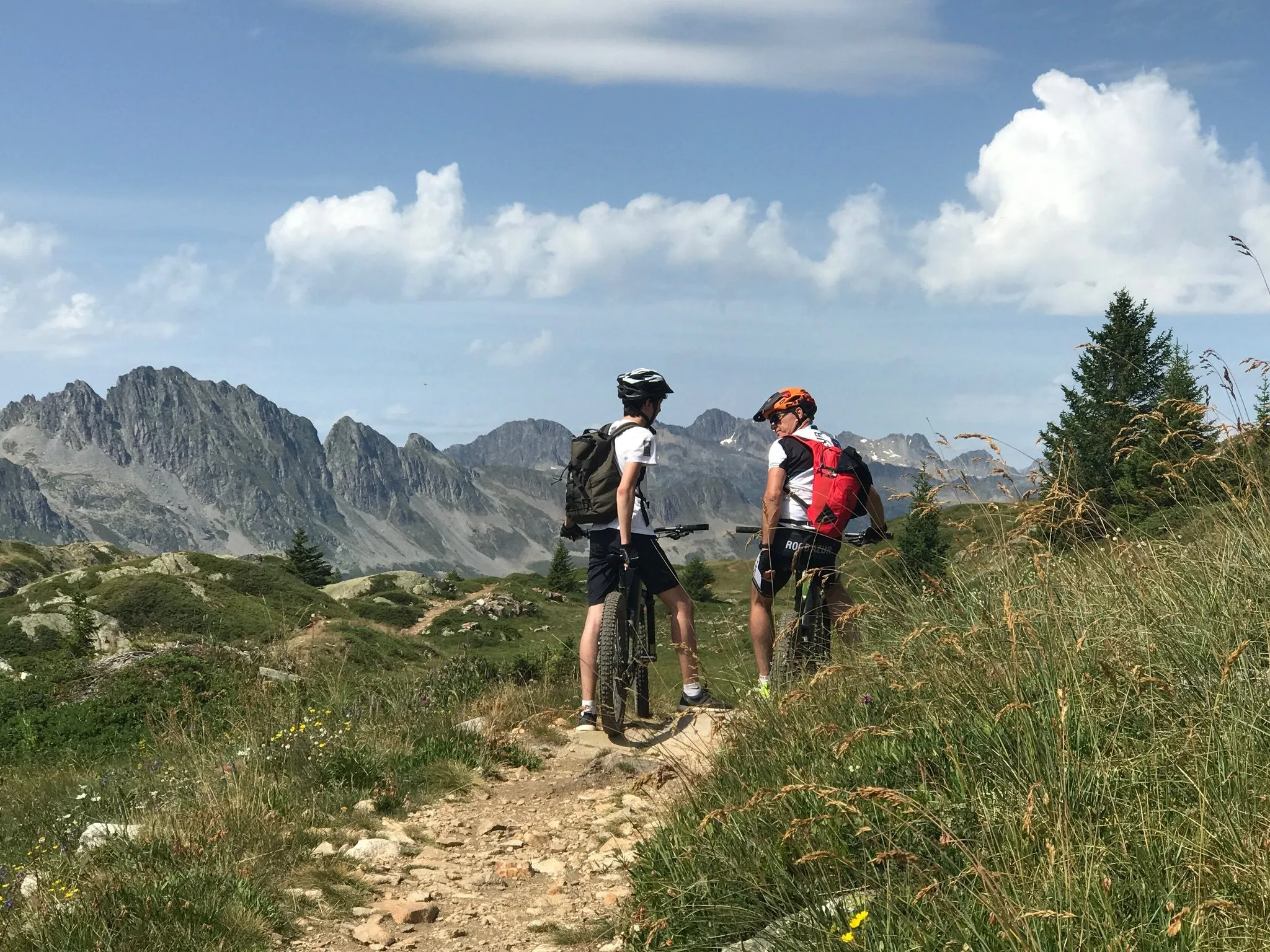 Randonnée sur les sentiers en été