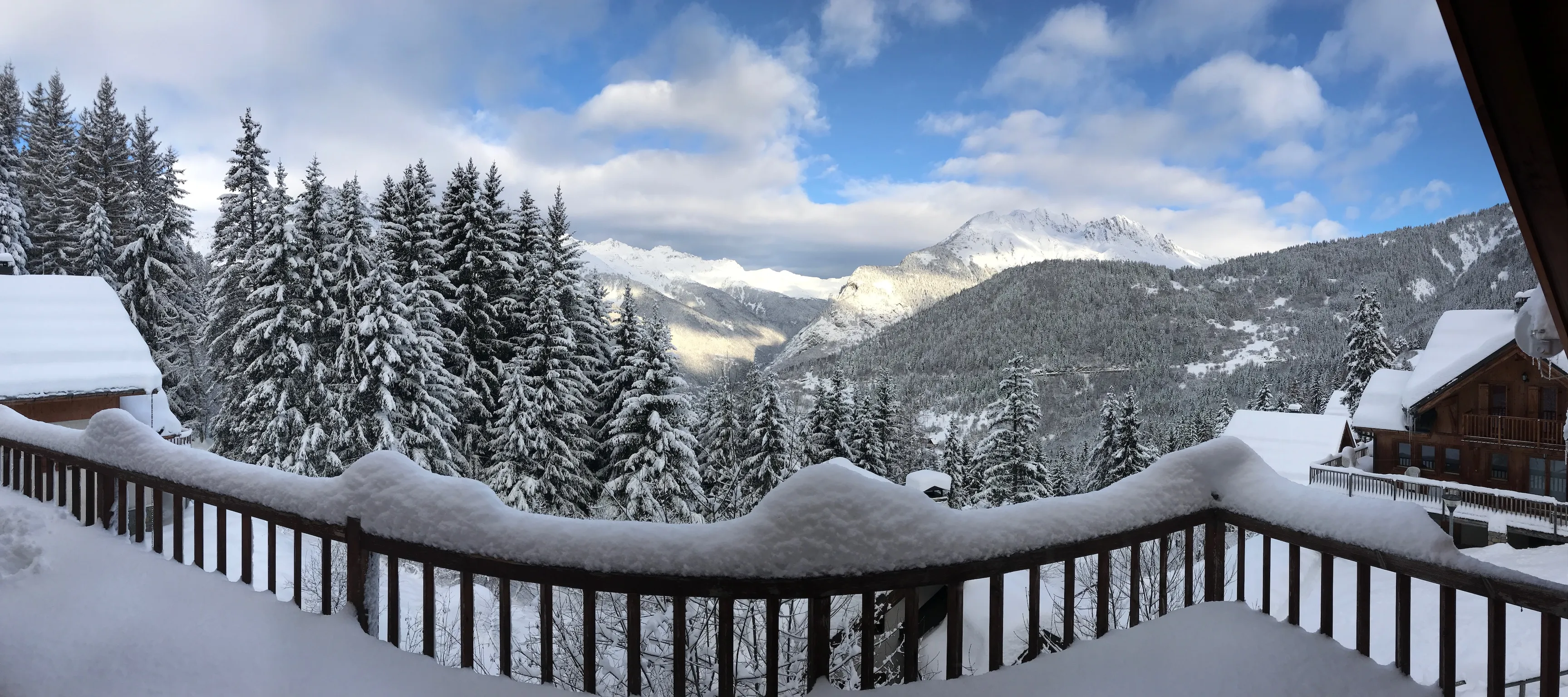 La vue sur les montagnes depuis le balcon
