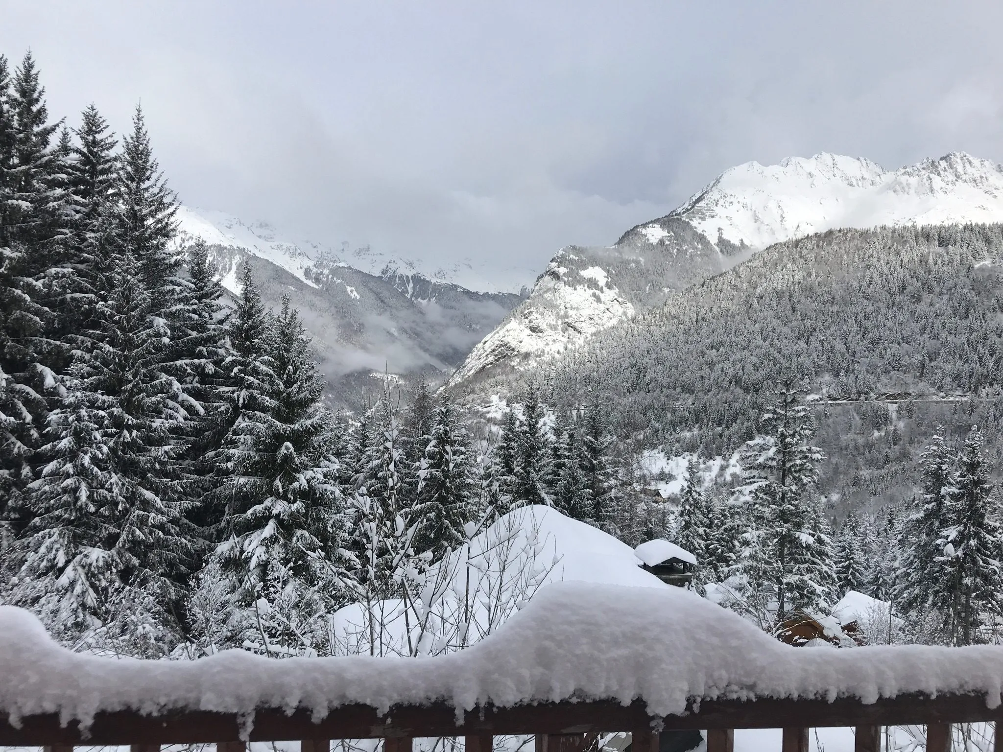 Le hameau d'Oz-en-Oisans sous la neige